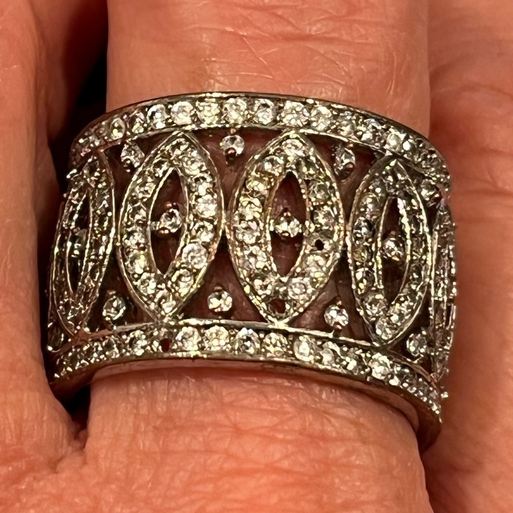 Ring with stone pattern all around